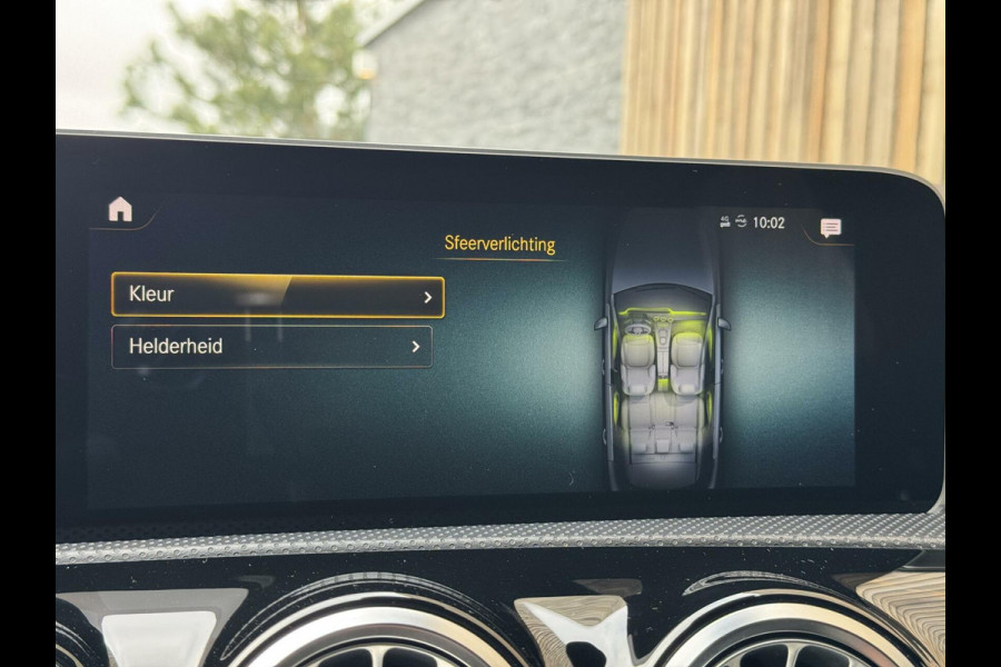 Mercedes-Benz A-Klasse 200 AMG Edition 1 Automaat | Sfeerverlichting | Widescreen navigatiesysteem | Stoelverwarming | Parkeersensoren voor en achter |