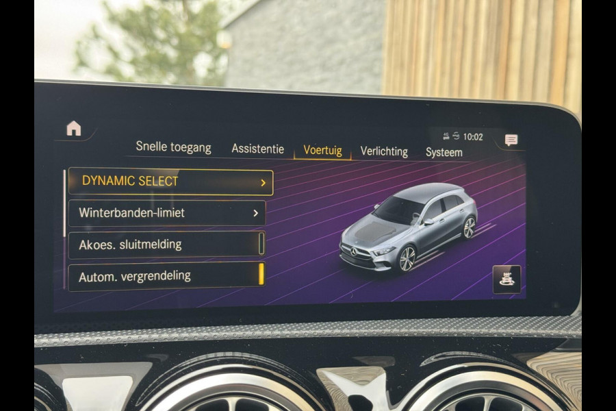 Mercedes-Benz A-Klasse 200 AMG Edition 1 Automaat | Sfeerverlichting | Widescreen navigatiesysteem | Stoelverwarming | Parkeersensoren voor en achter |