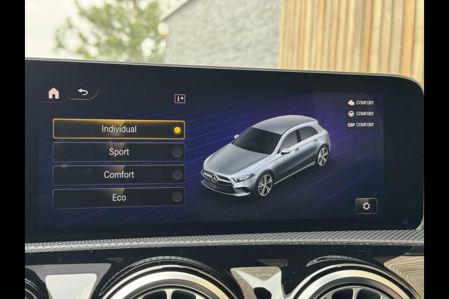 Mercedes-Benz A-Klasse 200 AMG Edition 1 Automaat | Sfeerverlichting | Widescreen navigatiesysteem | Stoelverwarming | Parkeersensoren voor en achter |