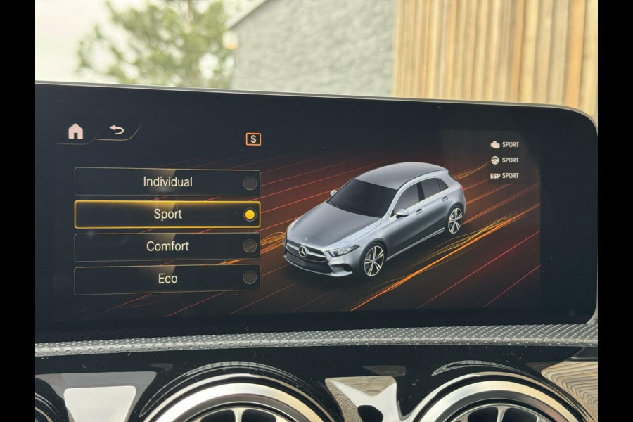 Mercedes-Benz A-Klasse 200 AMG Edition 1 Automaat | Sfeerverlichting | Widescreen navigatiesysteem | Stoelverwarming | Parkeersensoren voor en achter |