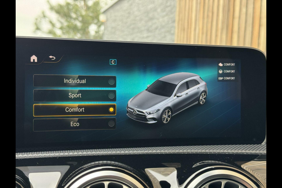 Mercedes-Benz A-Klasse 200 AMG Edition 1 Automaat | Sfeerverlichting | Widescreen navigatiesysteem | Stoelverwarming | Parkeersensoren voor en achter |