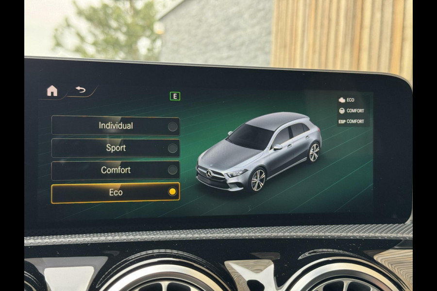 Mercedes-Benz A-Klasse 200 AMG Edition 1 Automaat | Sfeerverlichting | Widescreen navigatiesysteem | Stoelverwarming | Parkeersensoren voor en achter |