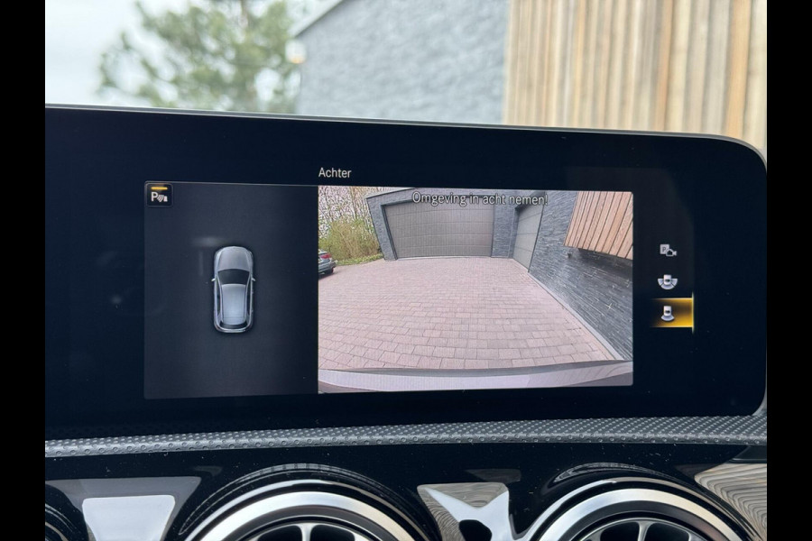 Mercedes-Benz A-Klasse 200 AMG Edition 1 Automaat | Sfeerverlichting | Widescreen navigatiesysteem | Stoelverwarming | Parkeersensoren voor en achter |