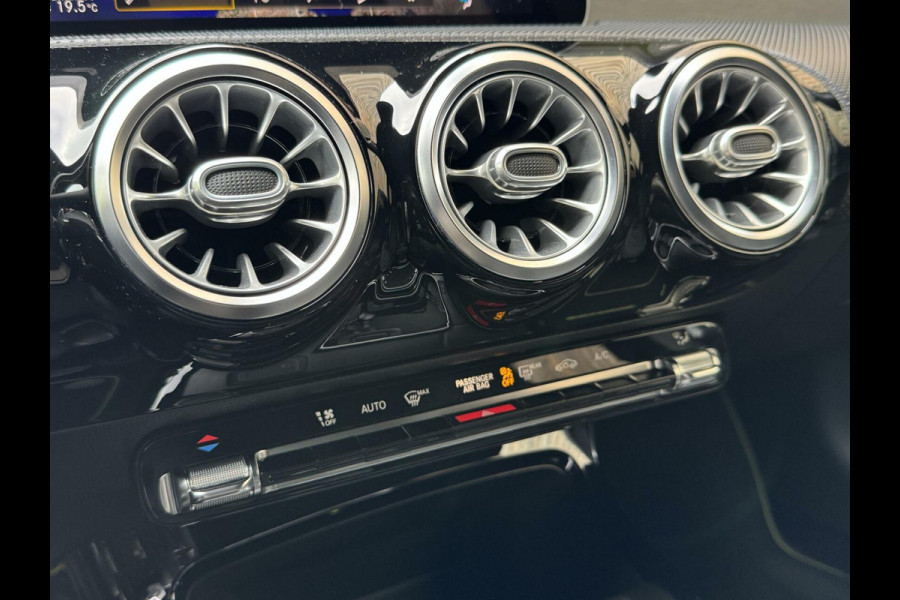Mercedes-Benz A-Klasse 200 AMG Edition 1 Automaat | Sfeerverlichting | Widescreen navigatiesysteem | Stoelverwarming | Parkeersensoren voor en achter |