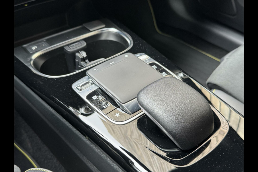 Mercedes-Benz A-Klasse 200 AMG Edition 1 Automaat | Sfeerverlichting | Widescreen navigatiesysteem | Stoelverwarming | Parkeersensoren voor en achter |