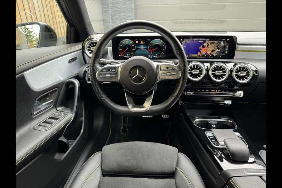 Mercedes-Benz A-Klasse 200 AMG Edition 1 Automaat | Sfeerverlichting | Widescreen navigatiesysteem | Stoelverwarming | Parkeersensoren voor en achter |