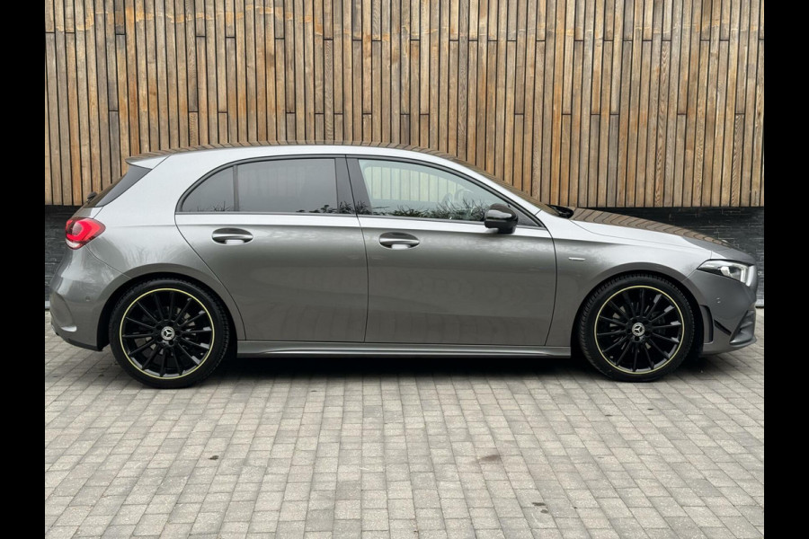 Mercedes-Benz A-Klasse 200 AMG Edition 1 Automaat | Sfeerverlichting | Widescreen navigatiesysteem | Stoelverwarming | Parkeersensoren voor en achter |