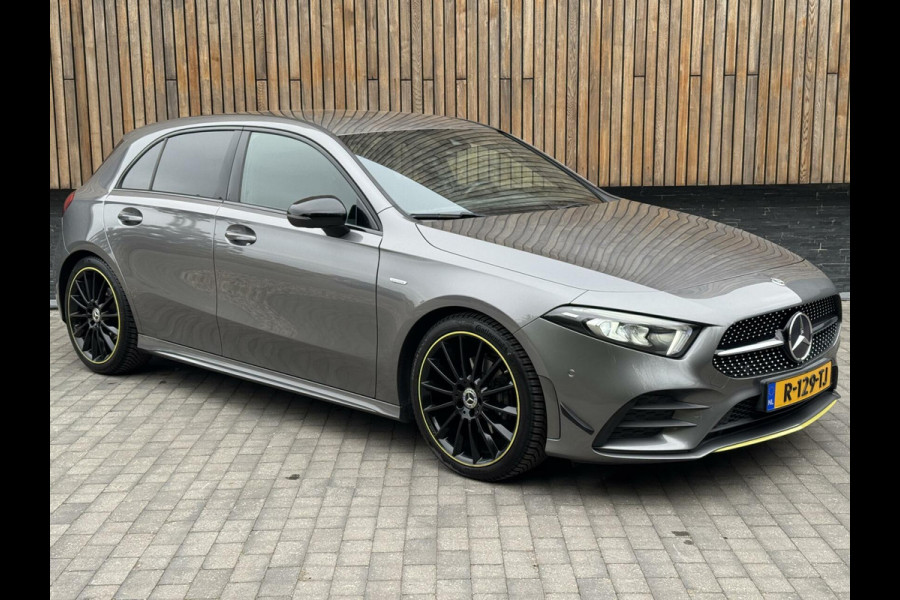Mercedes-Benz A-Klasse 200 AMG Edition 1 Automaat | Sfeerverlichting | Widescreen navigatiesysteem | Stoelverwarming | Parkeersensoren voor en achter |