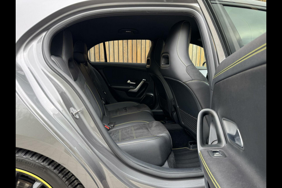 Mercedes-Benz A-Klasse 200 AMG Edition 1 Automaat | Sfeerverlichting | Widescreen navigatiesysteem | Stoelverwarming | Parkeersensoren voor en achter |