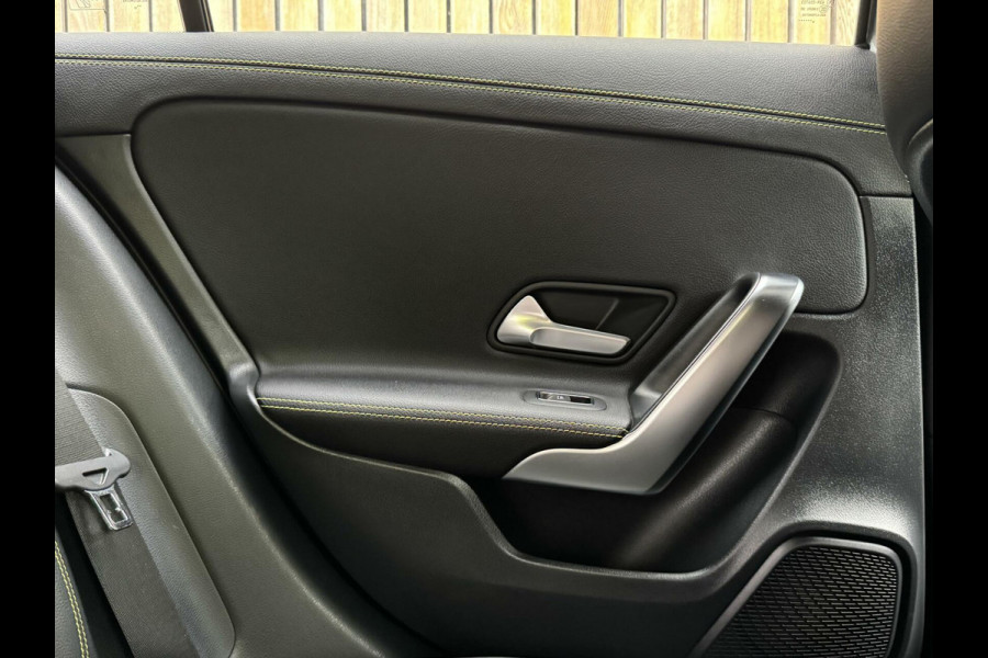 Mercedes-Benz A-Klasse 200 AMG Edition 1 Automaat | Sfeerverlichting | Widescreen navigatiesysteem | Stoelverwarming | Parkeersensoren voor en achter |