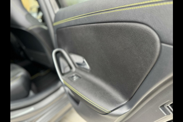 Mercedes-Benz A-Klasse 200 AMG Edition 1 Automaat | Sfeerverlichting | Widescreen navigatiesysteem | Stoelverwarming | Parkeersensoren voor en achter |