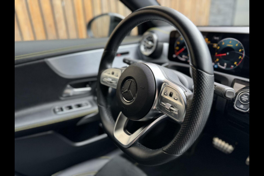Mercedes-Benz A-Klasse 200 AMG Edition 1 Automaat | Sfeerverlichting | Widescreen navigatiesysteem | Stoelverwarming | Parkeersensoren voor en achter |