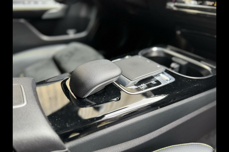Mercedes-Benz A-Klasse 200 AMG Edition 1 Automaat | Sfeerverlichting | Widescreen navigatiesysteem | Stoelverwarming | Parkeersensoren voor en achter |