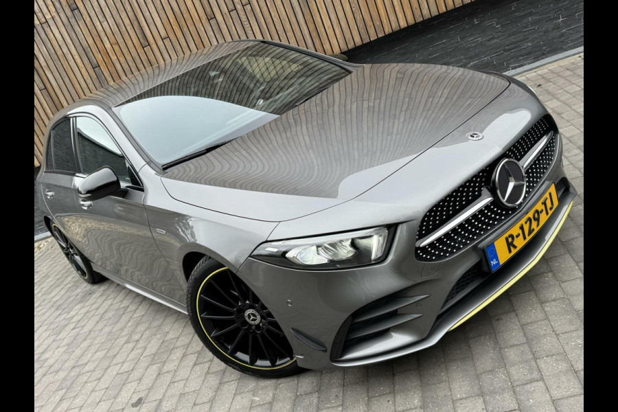 Mercedes-Benz A-Klasse 200 AMG Edition 1 Automaat | Sfeerverlichting | Widescreen navigatiesysteem | Stoelverwarming | Parkeersensoren voor en achter |