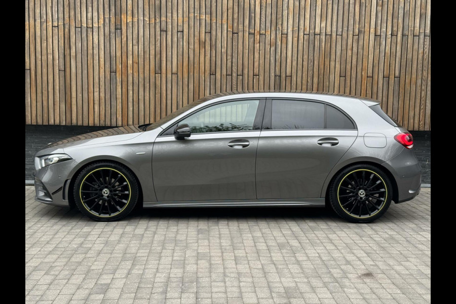 Mercedes-Benz A-Klasse 200 AMG Edition 1 Automaat | Sfeerverlichting | Widescreen navigatiesysteem | Stoelverwarming | Parkeersensoren voor en achter |