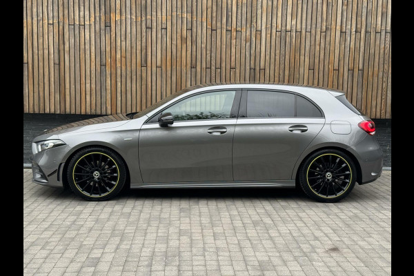 Mercedes-Benz A-Klasse 200 AMG Edition 1 Automaat | Sfeerverlichting | Widescreen navigatiesysteem | Stoelverwarming | Parkeersensoren voor en achter |