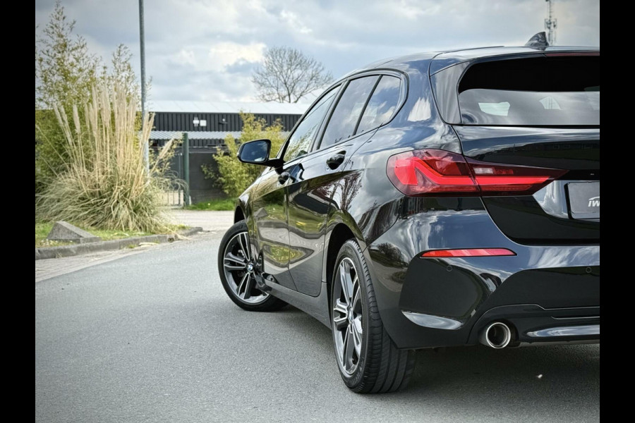 BMW 1-serie 116d High Executive Sport Automaat LED|AppleCarplay|M stuur