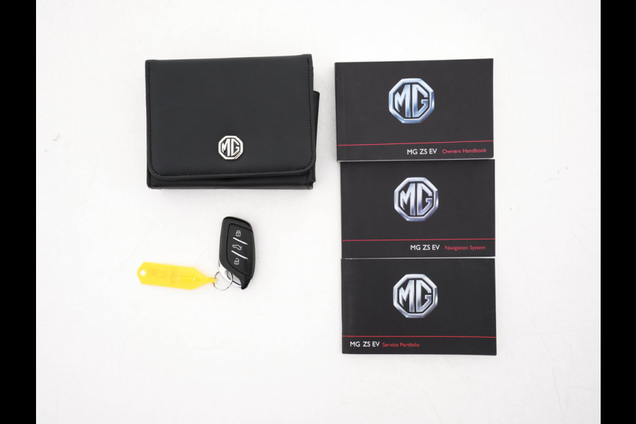 MG ZS EV Luxury 45 kWh (INCL-BTW) *PANO | FULL-LEATHER | CCS-FASTLOADER | KEYLESS | NAVI-FULLMAP | ADAPTIVE-CRUISE | CAMERA | HEATED-SEATS | CARPLAY | LANE-ASSIST | SPORT-SEATS | 17"ALU*