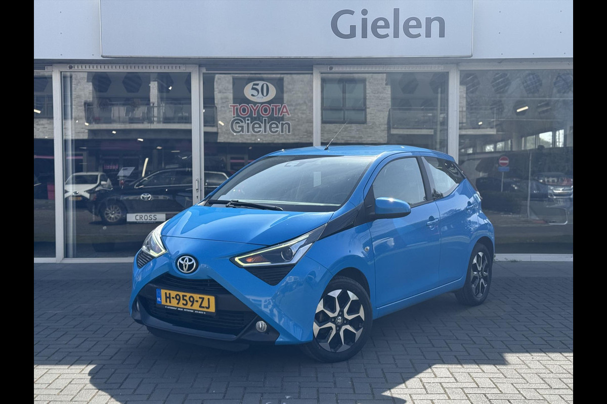 Toyota Aygo 1.0 VVT-i X-Joy | Apple CarPlay/Android Auto, Lichtmetalen velgen, Parkeercamera, Stuurbediening, In hoogte verstelbare stoel Toyota Aygo 1.0 VVT-i X-Joy | Apple CarPlay/Android Auto, Lichtmetalen velgen, Parkeercamera, Stuurbediening, In hoogte verstelbare stoel