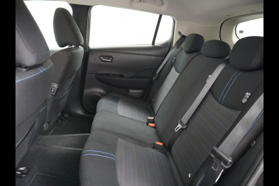 Nissan Leaf 2.ZERO EDITION 40kWh Trekhaak Adaptieve Cruise Control Navi 360°Camera Apple Carplay Android Auto Stuur+Stoelverwarming Keyless Pdc Led Bluetooth DAB Dodehoek Detector Privacy Glas Rijstrooksensor met correctie Verkeersbord detectie Origineel Nederlandse Auto