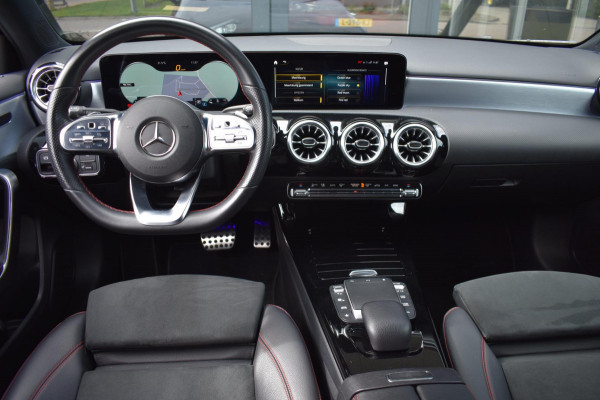 Mercedes-Benz A-Klasse 180 AMG NIGHT | SFEERVERLICHTING | CAMERA | NAP | STOELVERWARMING | LED | DEALER ONDERHOUDEN