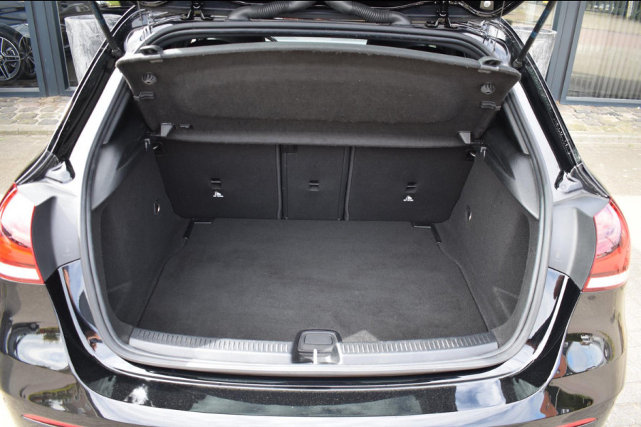 Mercedes-Benz A-Klasse 180 AMG NIGHT | SFEERVERLICHTING | CAMERA | NAP | STOELVERWARMING | LED | DEALER ONDERHOUDEN