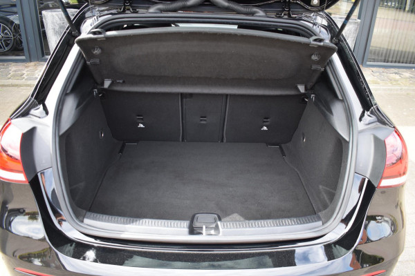 Mercedes-Benz A-Klasse 180 AMG NIGHT | SFEERVERLICHTING | CAMERA | NAP | STOELVERWARMING | LED | DEALER ONDERHOUDEN
