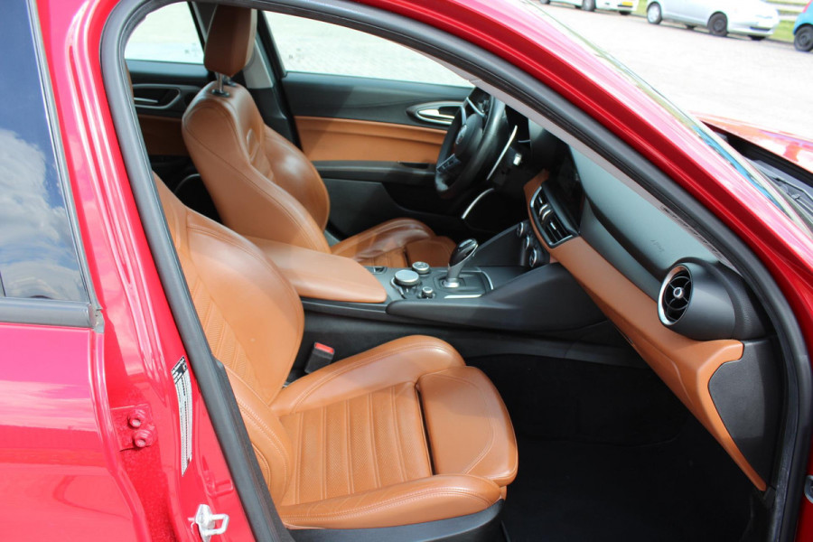 Alfa Romeo Giulia 2.2 Eco Business Super PRACHTIGE AUTOMAAT VOL LEDER EN OPTIES