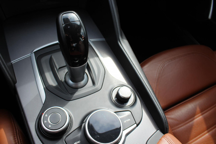 Alfa Romeo Giulia 2.2 Eco Business Super PRACHTIGE AUTOMAAT VOL LEDER EN OPTIES