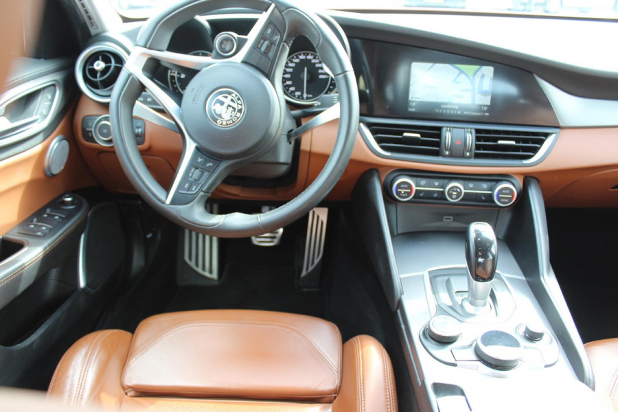 Alfa Romeo Giulia 2.2 Eco Business Super PRACHTIGE AUTOMAAT VOL LEDER EN OPTIES