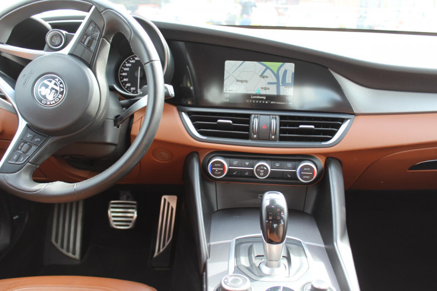 Alfa Romeo Giulia 2.2 Eco Business Super PRACHTIGE AUTOMAAT VOL LEDER EN OPTIES