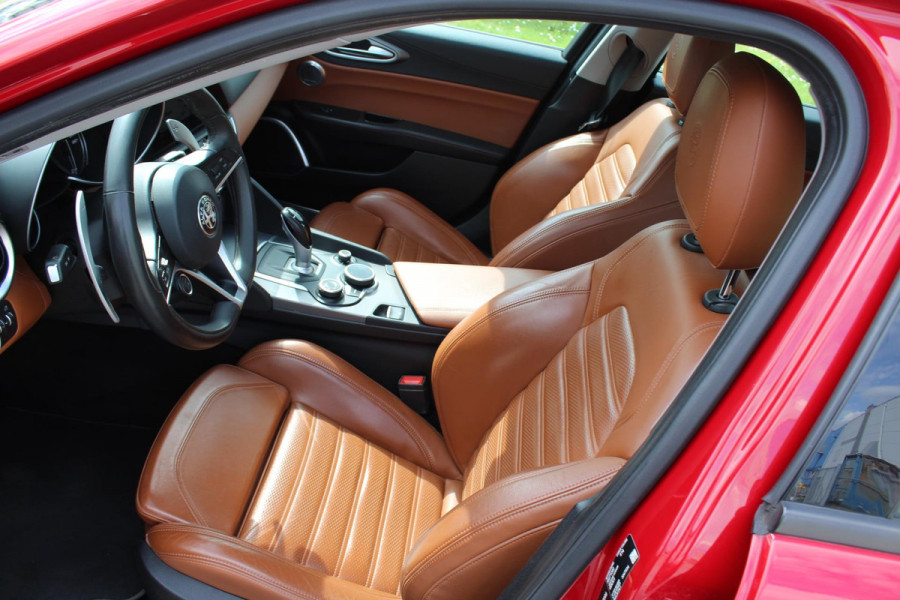 Alfa Romeo Giulia 2.2 Eco Business Super PRACHTIGE AUTOMAAT VOL LEDER EN OPTIES