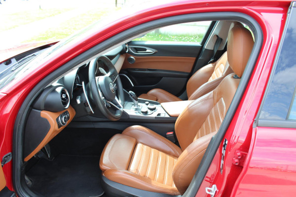 Alfa Romeo Giulia 2.2 Eco Business Super PRACHTIGE AUTOMAAT VOL LEDER EN OPTIES