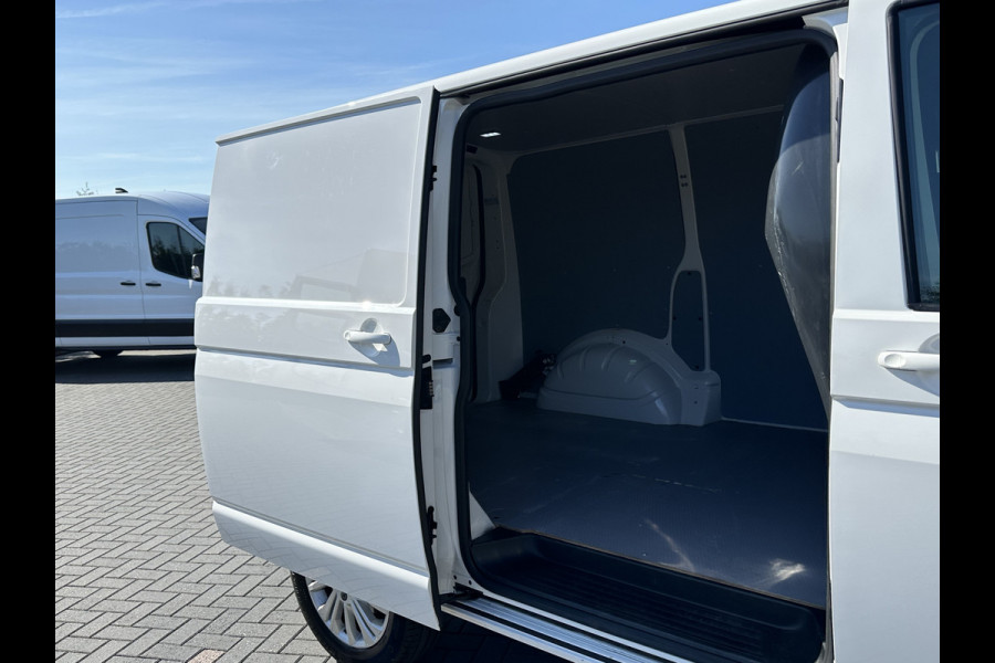 Volkswagen Transporter 2.0 TDI / L1H1 / BULLI / TREKHAAK / VIRTUAL / SOFTCLOSE / CAMERA / ADAPTIVE CRUISE / CARPLAY
