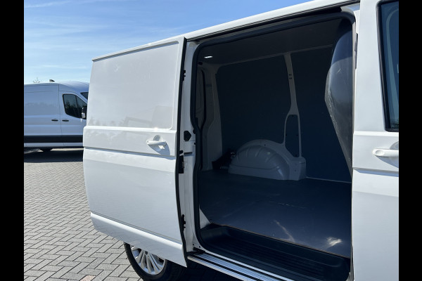 Volkswagen Transporter 2.0 TDI / L1H1 / BULLI / TREKHAAK / VIRTUAL / SOFTCLOSE / CAMERA / ADAPTIVE CRUISE / CARPLAY