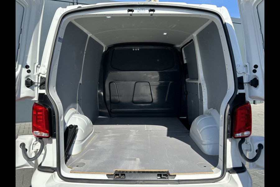Volkswagen Transporter 2.0 TDI / L1H1 / BULLI / TREKHAAK / VIRTUAL / SOFTCLOSE / CAMERA / ADAPTIVE CRUISE / CARPLAY