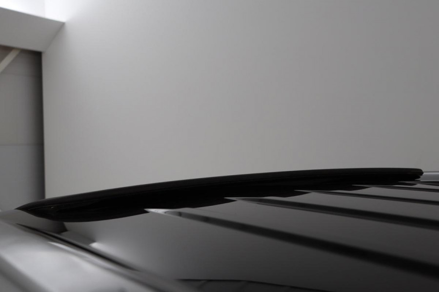 Mitsubishi Outlander 2.4 PHEV Intense+ | Schuifdak | Trekhaak | Stoelverwarming | Carplay | Camera | Full LED | Stuurverwarming | Keyless | Dodehoek detectie | Half leder