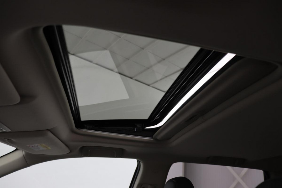 Mitsubishi Outlander 2.4 PHEV Intense+ | Schuifdak | Trekhaak | Stoelverwarming | Carplay | Camera | Full LED | Stuurverwarming | Keyless | Dodehoek detectie | Half leder
