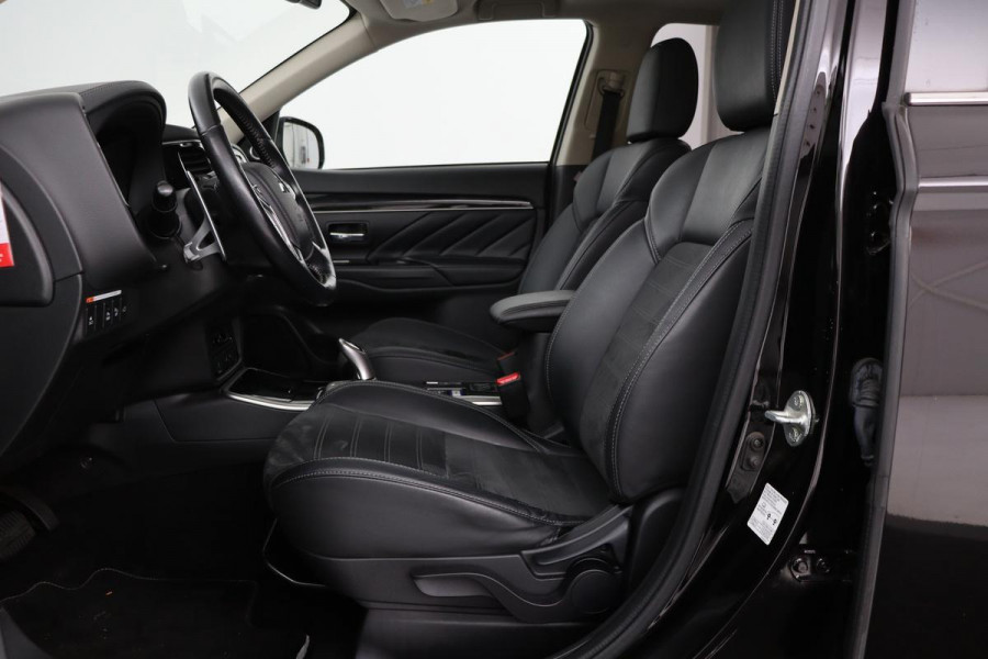 Mitsubishi Outlander 2.4 PHEV Intense+ | Schuifdak | Trekhaak | Stoelverwarming | Carplay | Camera | Full LED | Stuurverwarming | Keyless | Dodehoek detectie | Half leder