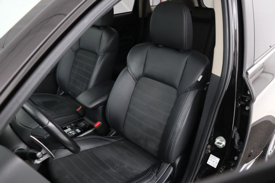 Mitsubishi Outlander 2.4 PHEV Intense+ | Schuifdak | Trekhaak | Stoelverwarming | Carplay | Camera | Full LED | Stuurverwarming | Keyless | Dodehoek detectie | Half leder