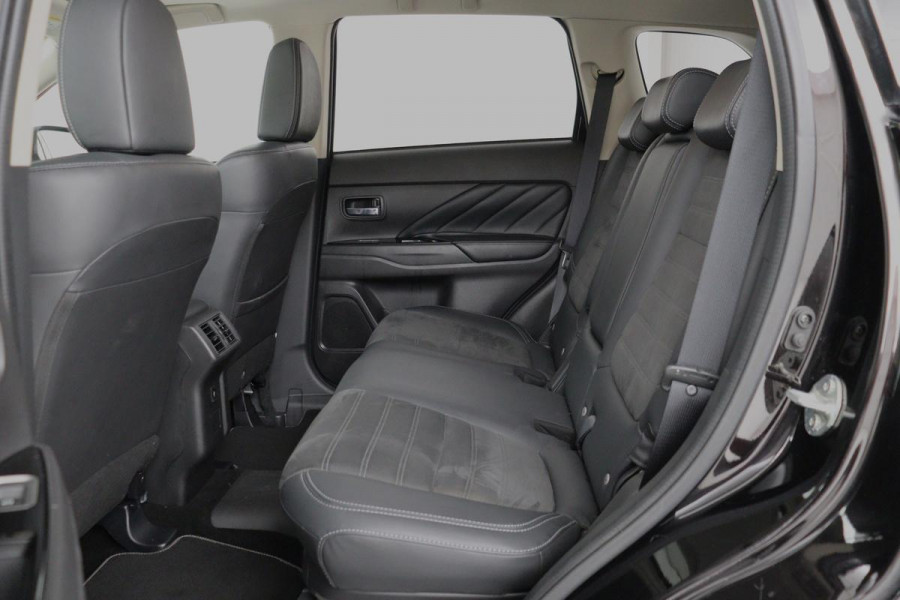 Mitsubishi Outlander 2.4 PHEV Intense+ | Schuifdak | Trekhaak | Stoelverwarming | Carplay | Camera | Full LED | Stuurverwarming | Keyless | Dodehoek detectie | Half leder