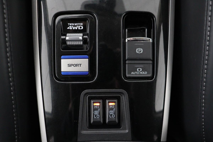 Mitsubishi Outlander 2.4 PHEV Intense+ | Schuifdak | Trekhaak | Stoelverwarming | Carplay | Camera | Full LED | Stuurverwarming | Keyless | Dodehoek detectie | Half leder