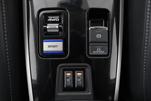 Mitsubishi Outlander 2.4 PHEV Intense+ | Schuifdak | Trekhaak | Stoelverwarming | Carplay | Camera | Full LED | Stuurverwarming | Keyless | Dodehoek detectie | Half leder