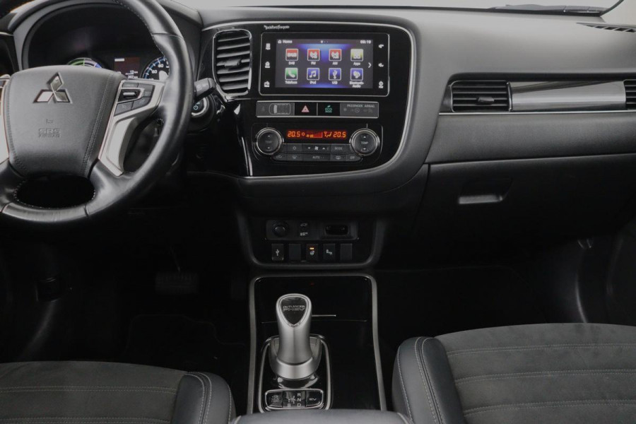 Mitsubishi Outlander 2.4 PHEV Intense+ | Schuifdak | Trekhaak | Stoelverwarming | Carplay | Camera | Full LED | Stuurverwarming | Keyless | Dodehoek detectie | Half leder