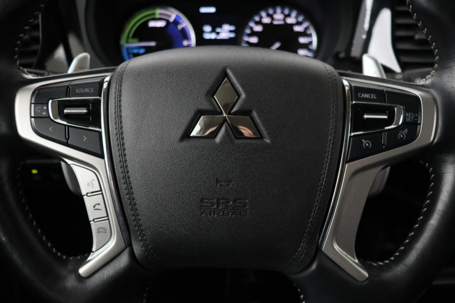 Mitsubishi Outlander 2.4 PHEV Intense+ | Schuifdak | Trekhaak | Stoelverwarming | Carplay | Camera | Full LED | Stuurverwarming | Keyless | Dodehoek detectie | Half leder