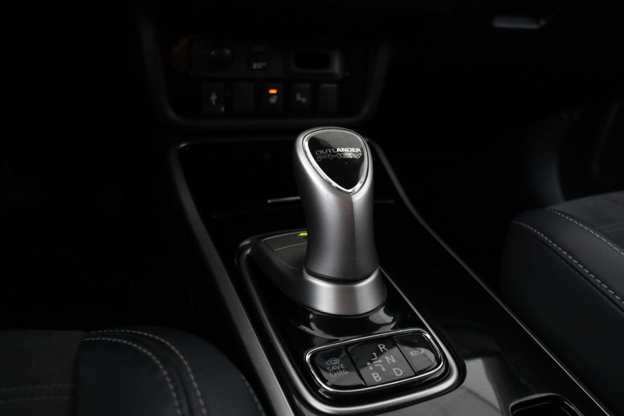 Mitsubishi Outlander 2.4 PHEV Intense+ | Schuifdak | Trekhaak | Stoelverwarming | Carplay | Camera | Full LED | Stuurverwarming | Keyless | Dodehoek detectie | Half leder