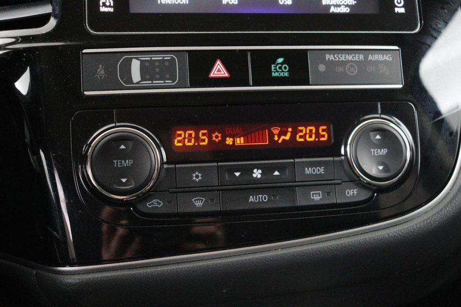 Mitsubishi Outlander 2.4 PHEV Intense+ | Schuifdak | Trekhaak | Stoelverwarming | Carplay | Camera | Full LED | Stuurverwarming | Keyless | Dodehoek detectie | Half leder