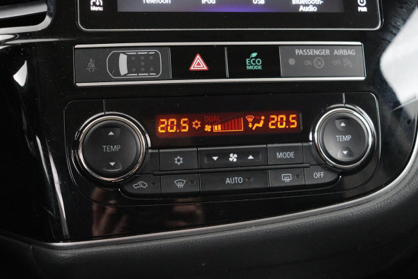 Mitsubishi Outlander 2.4 PHEV Intense+ | Schuifdak | Trekhaak | Stoelverwarming | Carplay | Camera | Full LED | Stuurverwarming | Keyless | Dodehoek detectie | Half leder