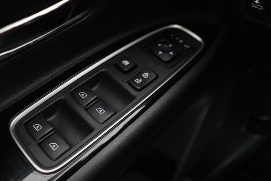Mitsubishi Outlander 2.4 PHEV Intense+ | Schuifdak | Trekhaak | Stoelverwarming | Carplay | Camera | Full LED | Stuurverwarming | Keyless | Dodehoek detectie | Half leder