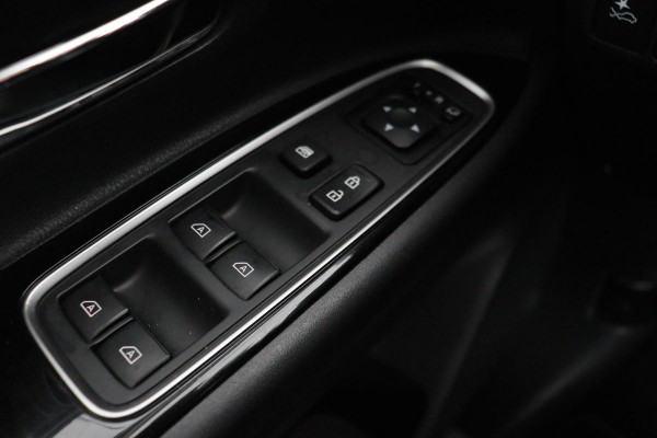 Mitsubishi Outlander 2.4 PHEV Intense+ | Schuifdak | Trekhaak | Stoelverwarming | Carplay | Camera | Full LED | Stuurverwarming | Keyless | Dodehoek detectie | Half leder
